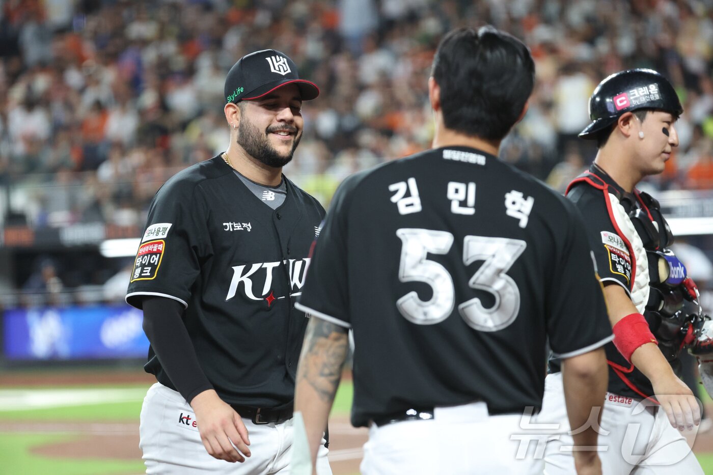 본문 이미지 - 5일 대전 한화생명볼파크에서 열린 '2025 신한 SOL 뱅크 KBO리그' 프로야구 한화이글스 대 kt위즈 경기에서 KT 선발 헤이수스가 5회 무실점 투구하며 웃음 짓고 있다 2025.6.5 ⓒ 뉴스1 김기남 기자