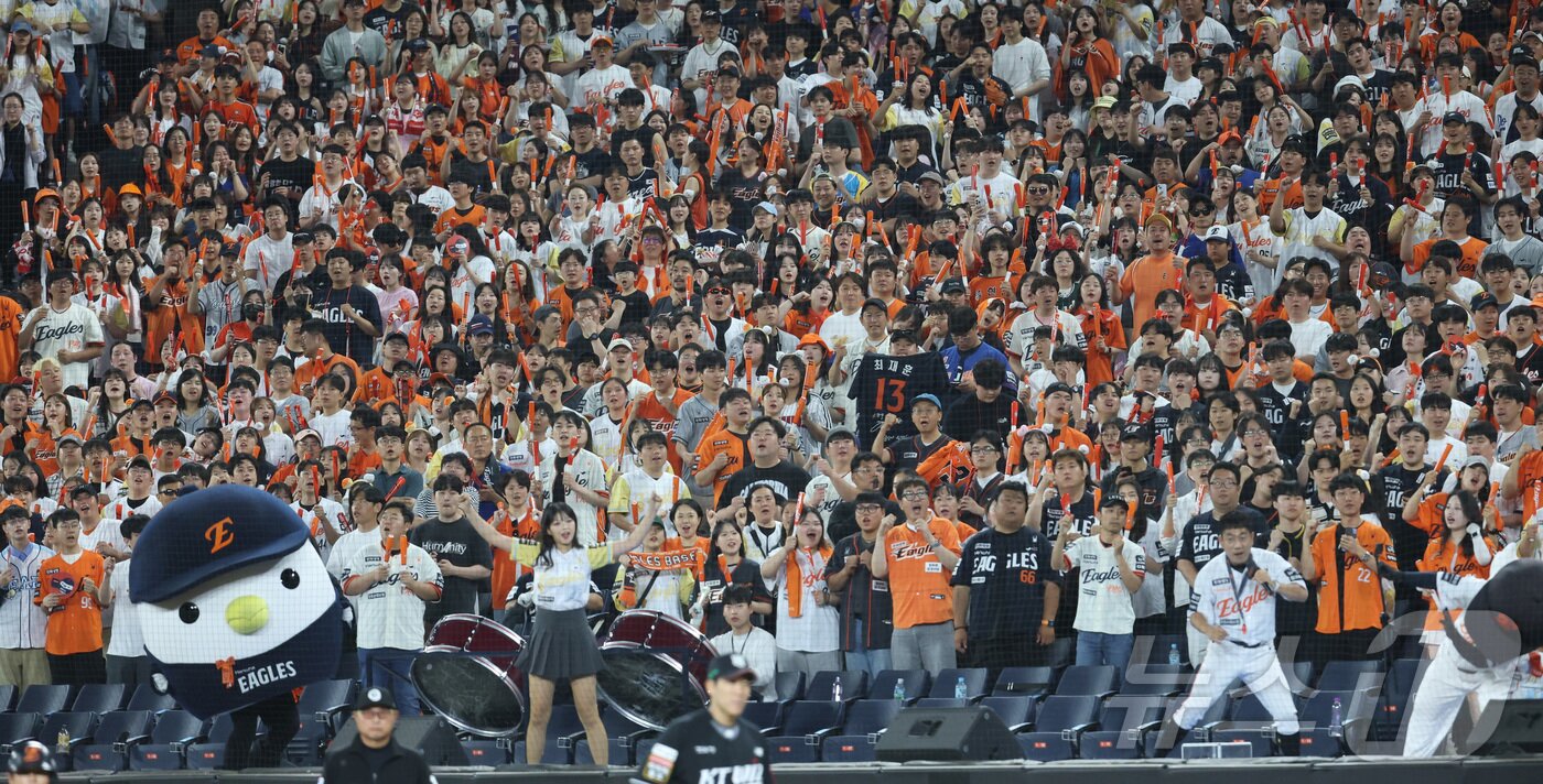 본문 이미지 - 5일 대전 한화생명볼파크에서 열린 '2025 신한 SOL 뱅크 KBO리그' 프로야구 한화이글스 대 KT위즈 경기에서 한화 응원단이 열띤 응원을 펼치고 있다. (자료사진) 2025.6.5/뉴스1 ⓒ News1 
