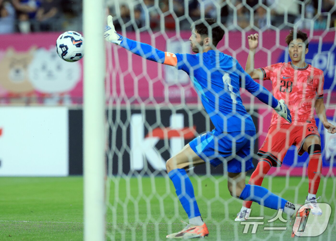 본문 이미지 - 5일 오후 경기도 용인미르스타디움에서 열린 하나은행 초청 U-22 축구국가대표팀 친선경기 대한민국과 호주의 경기에서 대한민국 이승준의 슛이 아쉽게 골대를 벗어나고 있다. 2025.6.5/뉴스1 ⓒ News1 박정호 기자