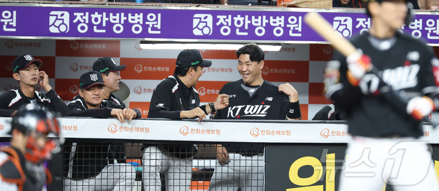 (대전=뉴스1) 김기남 기자 = 5일 대전 한화생명볼파크에서 열린 '2025 신한 SOL 뱅크 KBO리그' 프로야구 한화이글스 대 kt위즈 경기에서 KT 장성우가 7회초 내야 안타 …