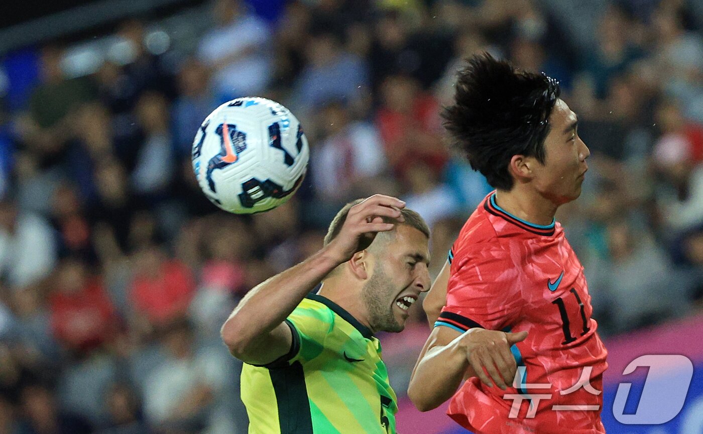 본문 이미지 - 5일 오후 경기도 용인미르스타디움에서 열린 하나은행 초청 U-22 축구국가대표팀 친선경기 대한민국과 호주의 경기에서 대한민국 김용학이 호주 주세페 보발리나&#40;Guiseppe BOVALINA&#41;와 치열한 공중 승부를 펼치고 있다. 2025.6.5/뉴스1 ⓒ News1 박정호 기자