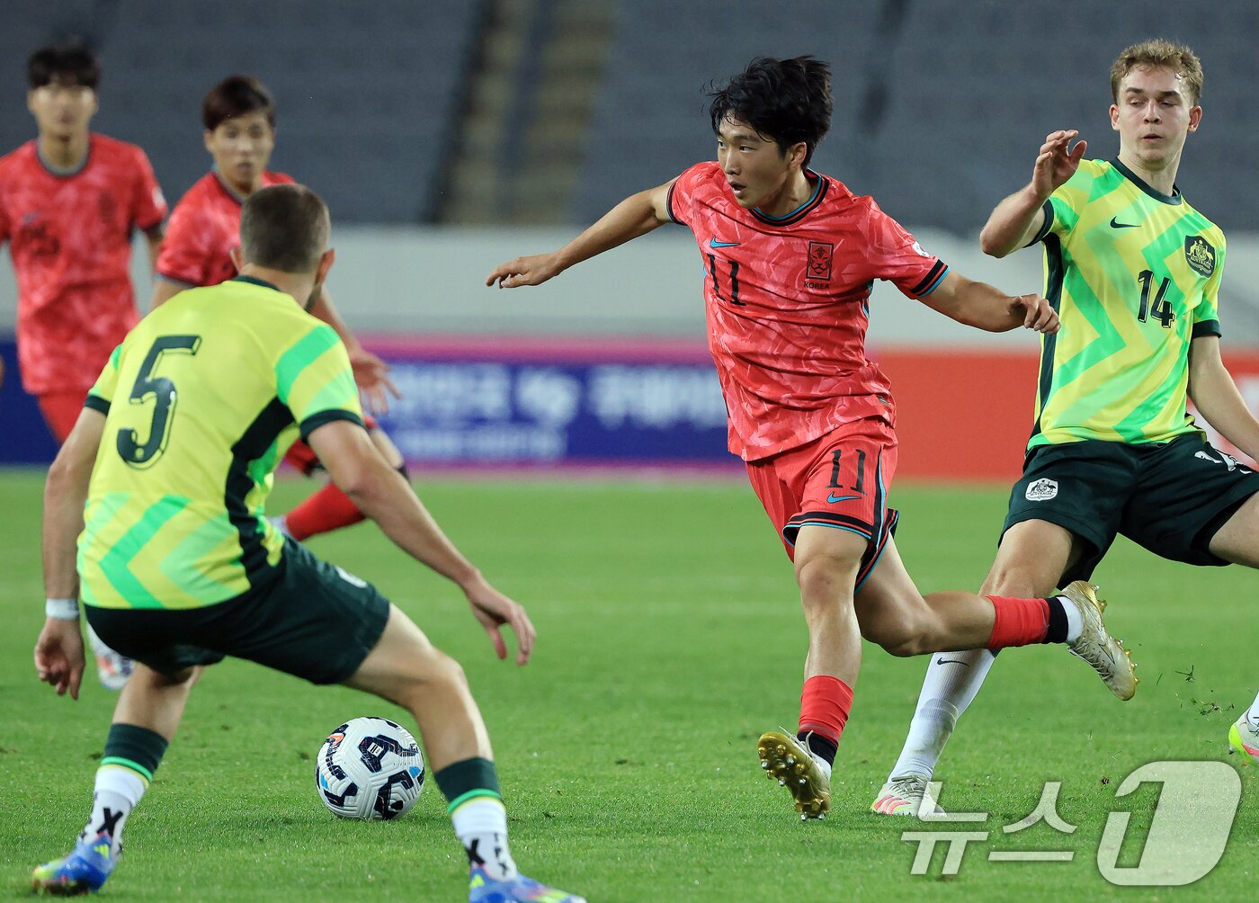 본문 이미지 - 5일 오후 경기도 용인미르스타디움에서 열린 하나은행 초청 U-22 축구국가대표팀 친선경기 대한민국과 호주의 경기에서 대한민국 김용학이 드리블 돌파를 하고 있다. 2025.6.5/뉴스1 ⓒ News1 박정호 기자