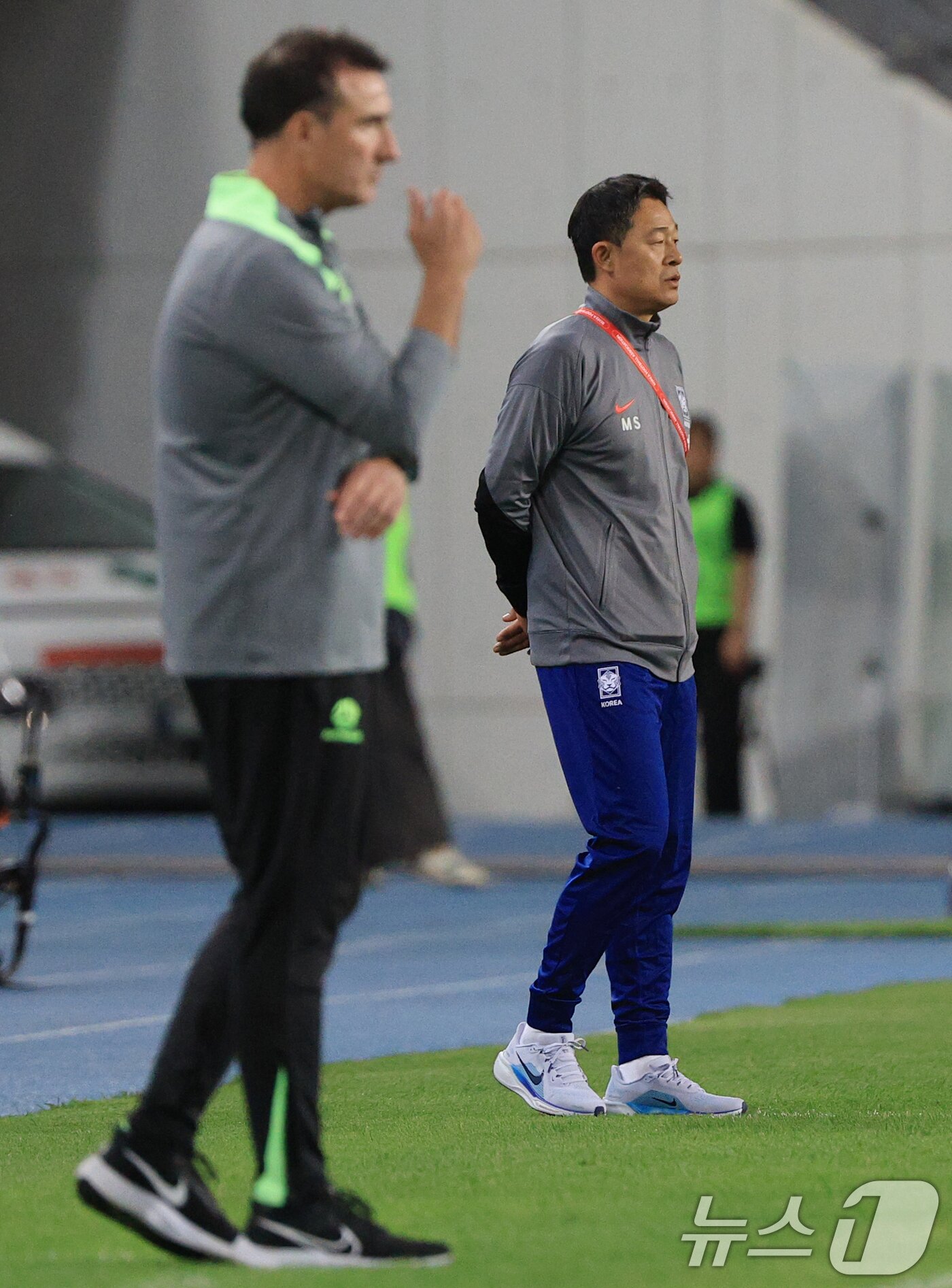 본문 이미지 - 이민성 U-22 축구대표팀 감독과 토니 비드마 호주 U-23 대표팀 감독이 5일 오후 경기도 용인미르스타디움에서 열린 하나은행 초청 U-22 축구국가대표팀 친선경기 대한민국과 호주의 경기에서 피치로 나와 작전 지시를 하고 있다. 2025.6.5/뉴스1 ⓒ News1 박정호 기자