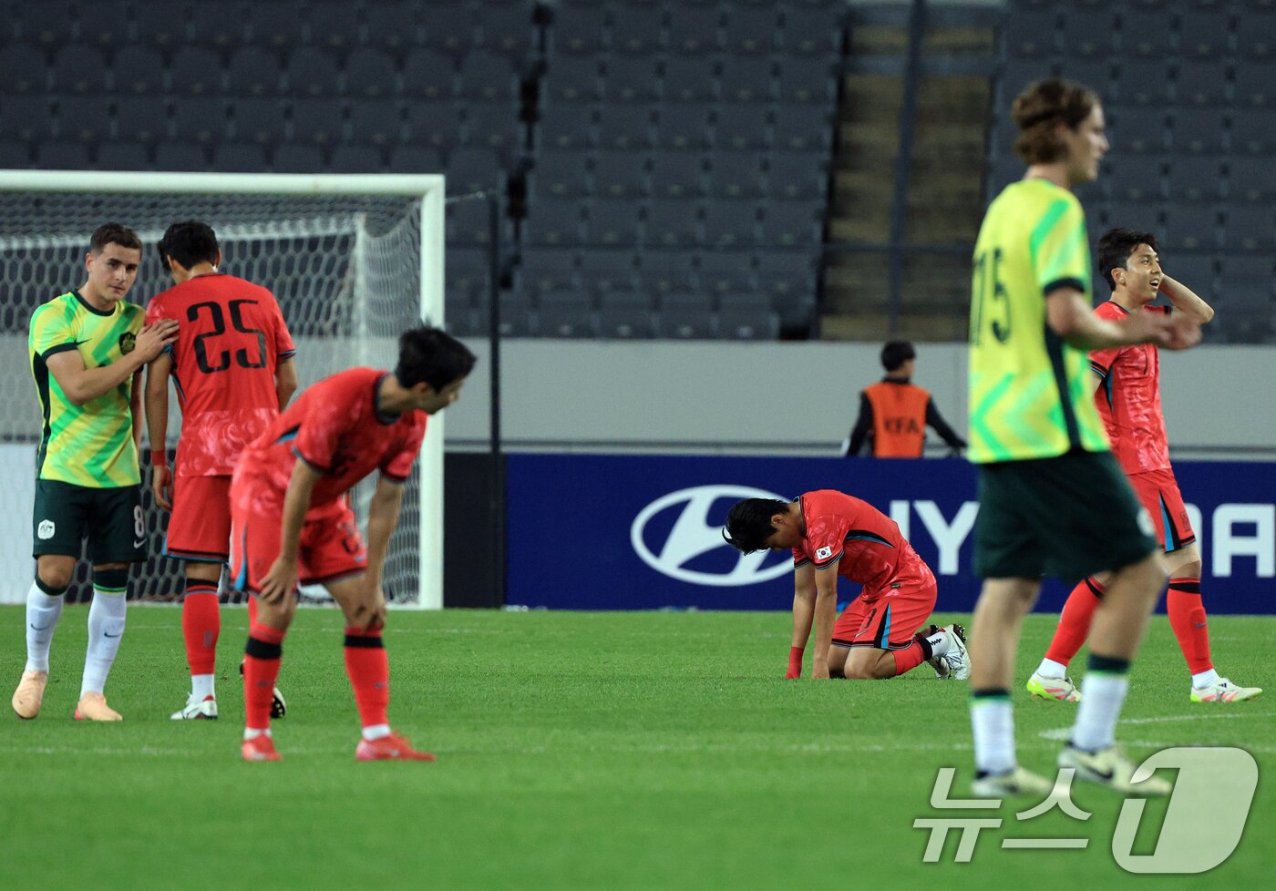 본문 이미지 - 5일 오후 경기도 용인미르스타디움에서 열린 하나은행 초청 U-22 축구국가대표팀 친선경기 대한민국과 호주의 경기에서 0대 0 무승부로 종료되자 선수들이 아쉬워 하고 있다. 2025.6.5/뉴스1 ⓒ News1 박정호 기자