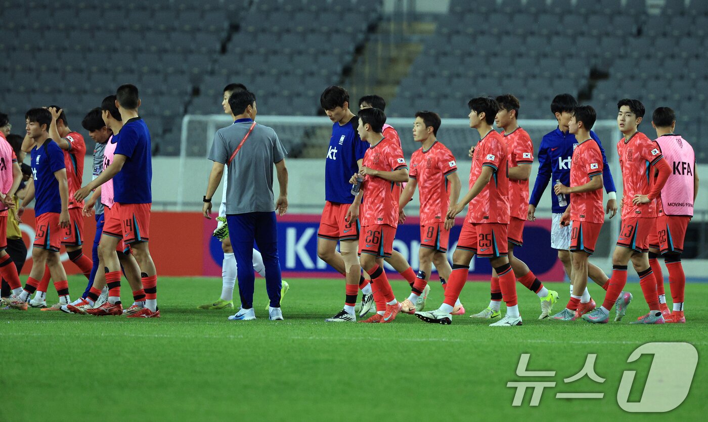 본문 이미지 - 5일 오후 경기도 용인미르스타디움에서 열린 하나은행 초청 U-22 축구국가대표팀 친선경기 대한민국과 호주의 경기에서 0대 0 무승부로 마친 대한민국 선수들이 아쉬워하며 피치를 떠나고 있다. 2025.6.5/뉴스1 ⓒ News1 박정호 기자