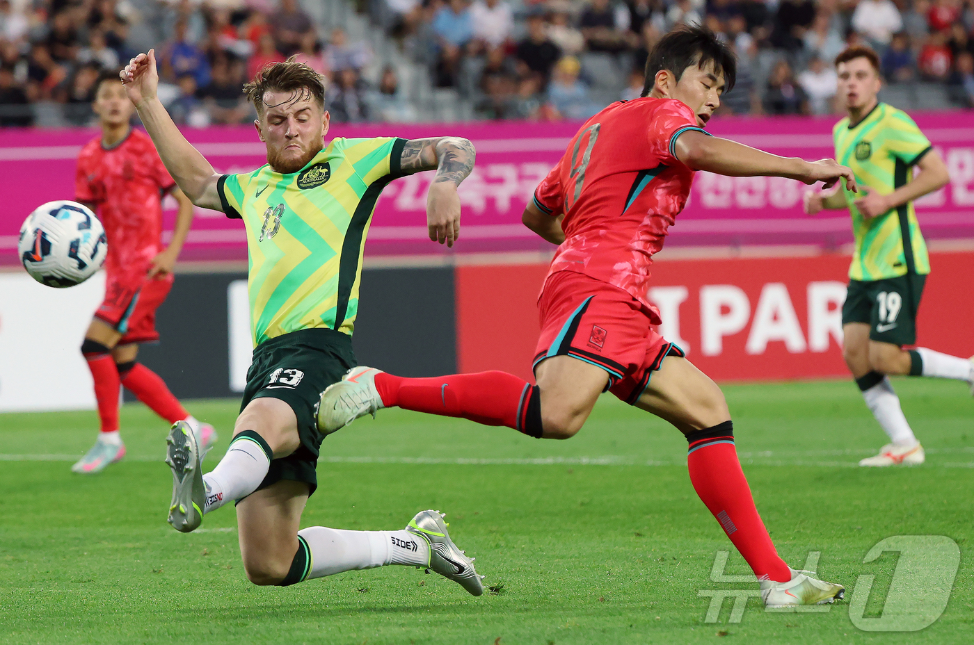 (용인=뉴스1) 박정호 기자 = 5일 오후 경기도 용인미르스타디움에서 열린 하나은행 초청 U-22 축구국가대표팀 친선경기 대한민국과 호주의 경기에서 대한민국 정재상이 감각적인 힐슛 …