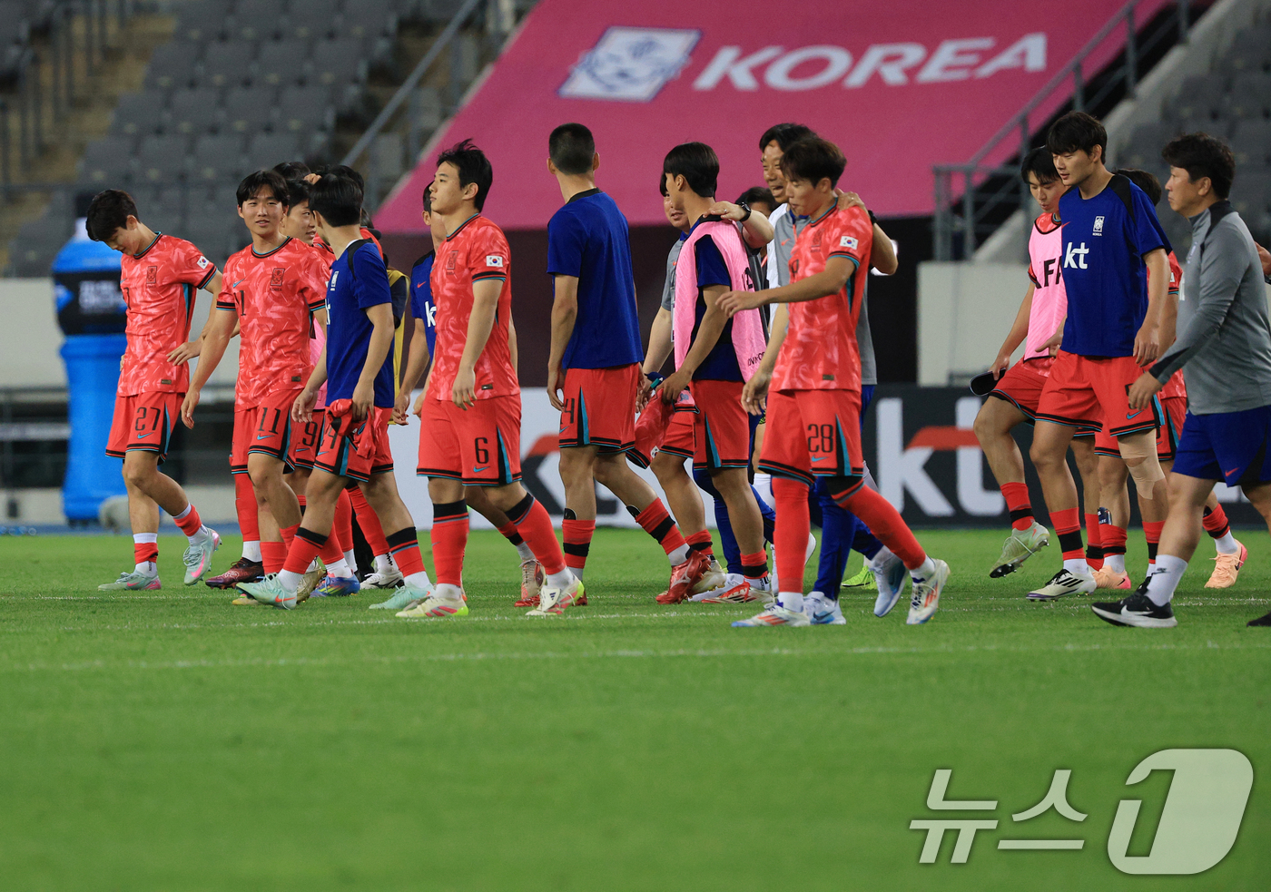 (용인=뉴스1) 박정호 기자 = 5일 오후 경기도 용인미르스타디움에서 열린 하나은행 초청 U-22 축구국가대표팀 친선경기 대한민국과 호주의 경기에서 0대 0 무승부로 마친 대한민국 …