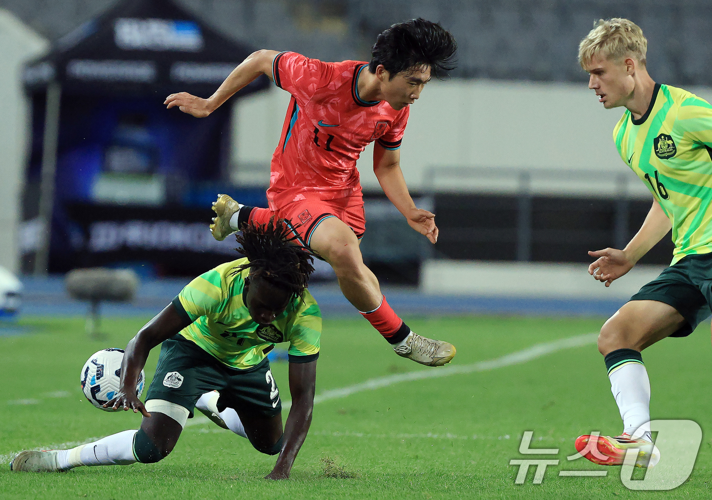 (용인=뉴스1) 박정호 기자 = 5일 오후 경기도 용인미르스타디움에서 열린 하나은행 초청 U-22 축구국가대표팀 친선경기 대한민국과 호주의 경기에서 대한민국 김용학이 호주 가랑 쿠 …