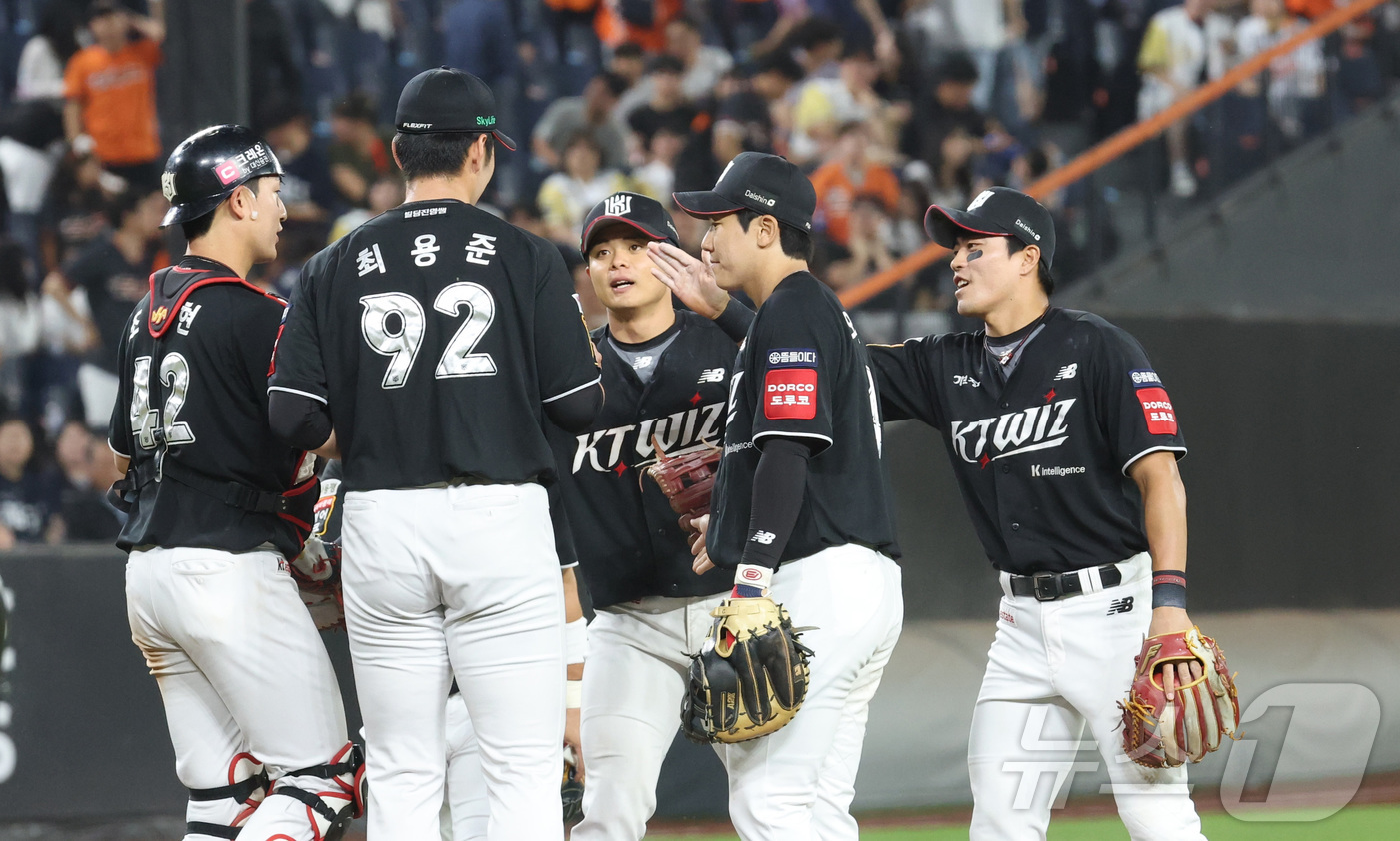 (대전=뉴스1) 김기남 기자 = 5일 대전 한화생명볼파크에서 열린 '2025 신한 SOL 뱅크 KBO리그' 프로야구 한화이글스 대 kt위즈 경기에서 kt가 승리하며 선수들이 기뻐하 …