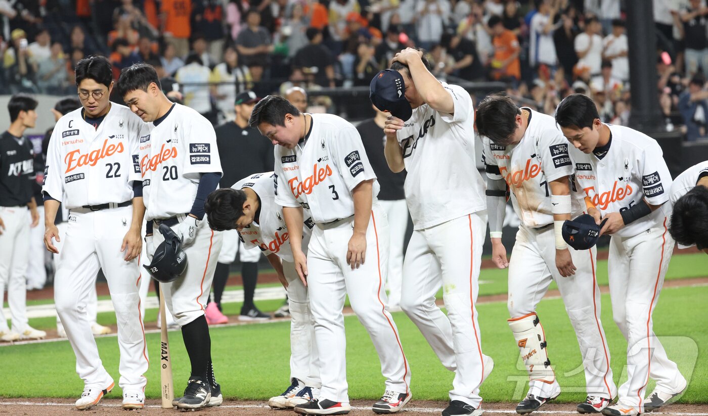 본문 이미지 - 5일 대전 한화생명볼파크에서 열린 &#39;2025 신한 SOL 뱅크 KBO리그&#39; 프로야구 한화이글스 대 kt위즈 경기에서 한화가 패배하며 선수들이 인사하고 있다. 2025.6.5/뉴스1 ⓒ News1 김기남 기자