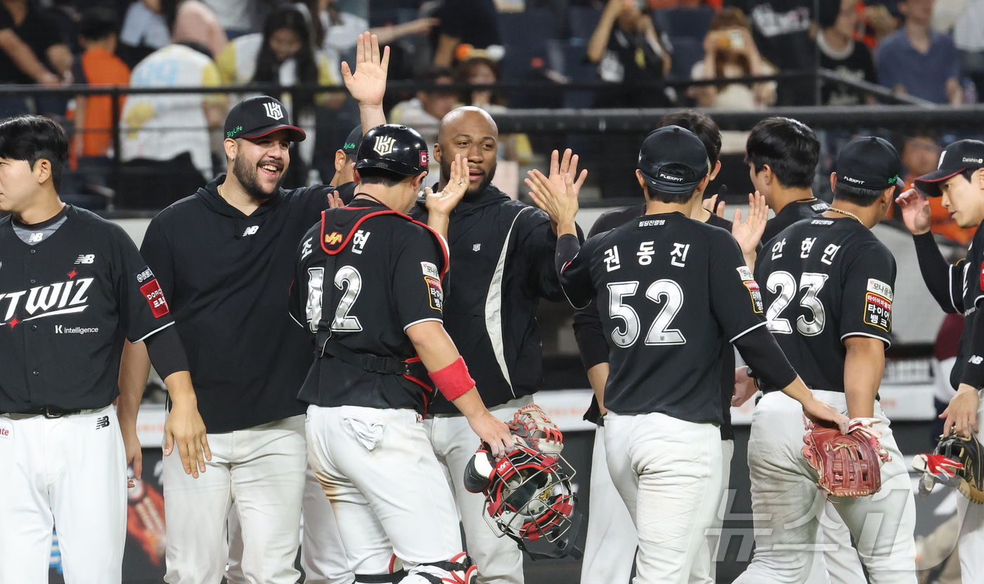 (대전=뉴스1) 김기남 기자 = 5일 대전 한화생명볼파크에서 열린 '2025 신한 SOL 뱅크 KBO리그' 프로야구 한화이글스 대 kt위즈 경기에서 kt가 승리하며 헤이수스가 선수 …