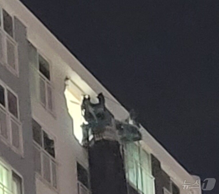 본문 이미지 - 5일 오후 10시 13분께 경기 용인시 기흥구 서천동 인덕원~동탄 복선전철 공사 현장에서 대형 중장비인 천공기(지반을 뚫는 건설기계)가 15층 높이 아파트를 덮쳤다. 이 사고로 인명 피해는 발생하지 않았으나 주민 80여명이 대피했다. (독자 제공. 재판매 및 DB 금지) 2025.6.5/뉴스1 ⓒ News1 김기현 기자