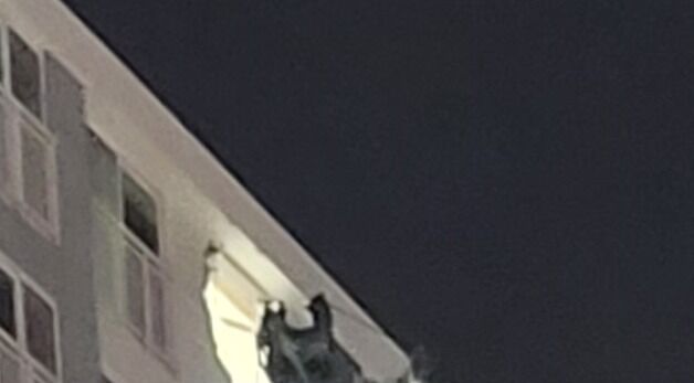 천공기가 덮친 충격에 파손된 용인 아파트 벽면