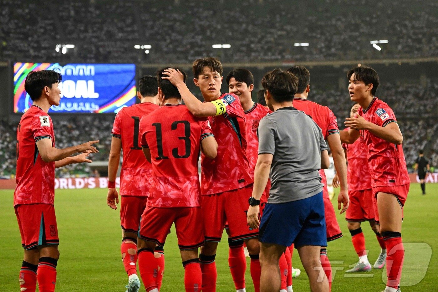 본문 이미지 - 김진규의 첫 골 이후 환호하는 축구대표팀 ⓒ AFP=뉴스1