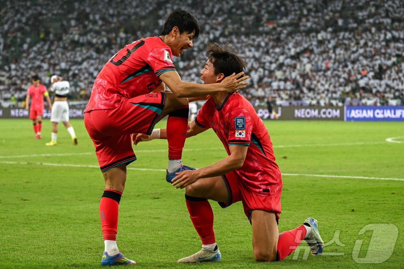 본문 이미지 - 데뷔전에서 도움을 기록한 전진우&#40;왼쪽&#41;와 득점한 오현규 ⓒ AFP=뉴스1