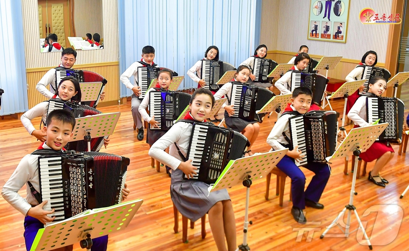 (평양 노동신문=뉴스1) = 북한 노동당 기관지 노동신문은 6일 조선소년단 창립일을 맞아 소년단원들의 모습을 조명하며 이들의 "아름다운 풍모와 씩씩하고 명랑한 모습에서 주체혁명의 …