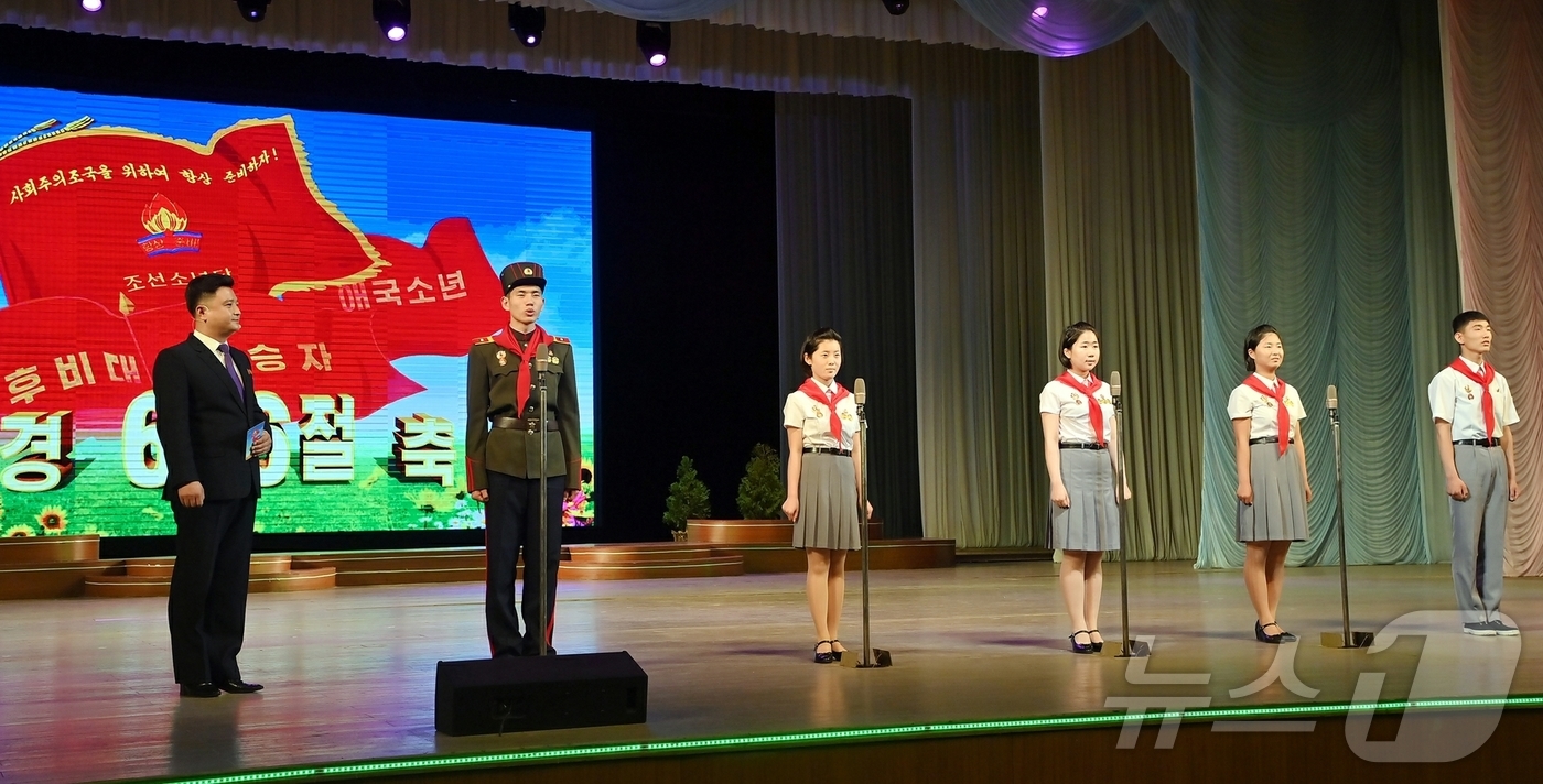 (평양 노동신문=뉴스1) = 북한 노동당 기관지 노동신문은 6일 조선소년단 창립 79주년을 맞아 학생들의 경축 무대 '소년단 깃발 높이 힘차게 앞으로'가 만경대학생소년궁전에서 진행 …