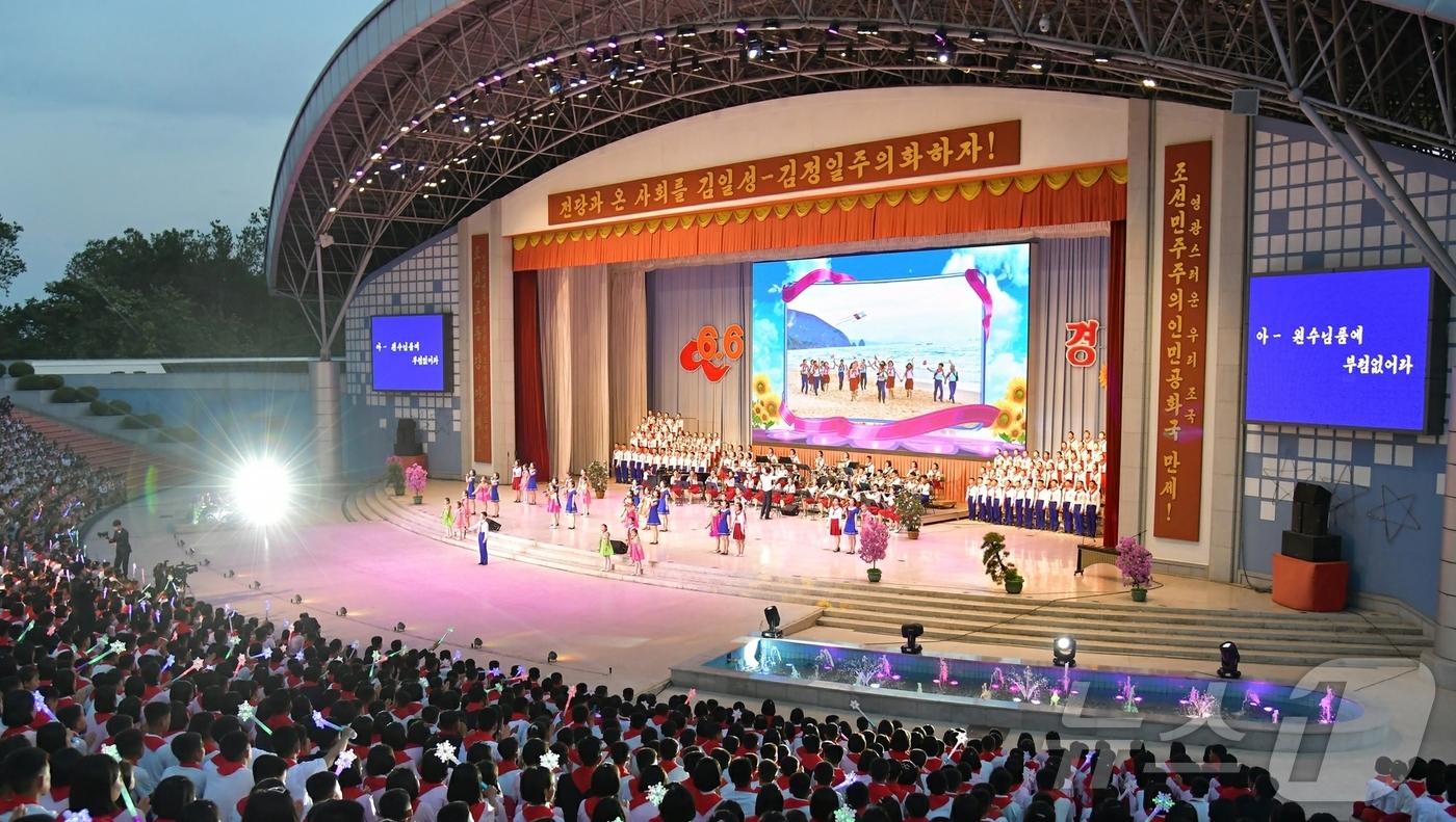 (평양 노동신문=뉴스1) = 북한 노동당 기관지 노동신문은 6일 조선소년단 창립 79주년을 맞아 학생들의 종합공연 '사회주의 조국을 위해 항상 준비'가 평양시청년공원야외극장에서 진 …