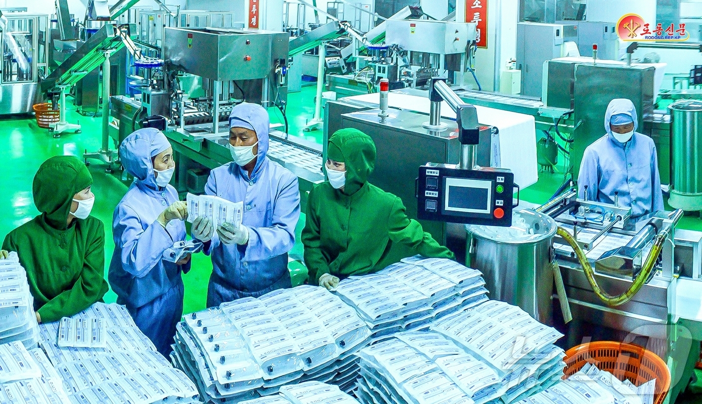 (평양 노동신문=뉴스1) = 북한 노동당 기관지 노동신문은 6일 대동강주사기공장에서 "인민들의 건강 증진에 이바지할 의료품 생산에 힘을 넣고 있다"라고 보도했다. [국내에서만 사용 …