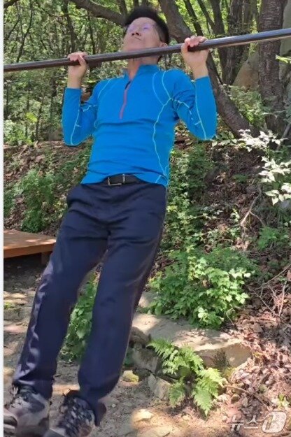 본문 이미지 -  김문수 전 국민의힘 대선후보가 대선 다음날일 4일 서울 관악산에 올라 턱걸이를 하고 있다. (SNS 갈무리) ⓒ 뉴스1 