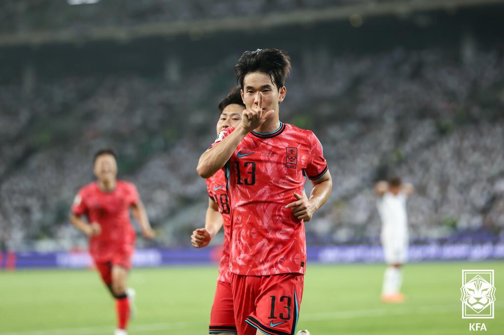 본문 이미지 - 대한민국 축구 국가대표팀 김진규가 6일&#40;한국시간&#41; 이라크 바스라 국제경기장에서 열린 2026 국제축구연맹&#40;FIFA&#41; 북중미 월드컵 아시아 3차 예선 B조 조별리그 9차전 이라크와의 경기에서 후반 교체 출전해 선제골을 넣은 뒤 세리머니를 하고 있다. &#40;대한축구협회 제공, 재판매 및 DB금지&#41; 2025.6.6/뉴스1