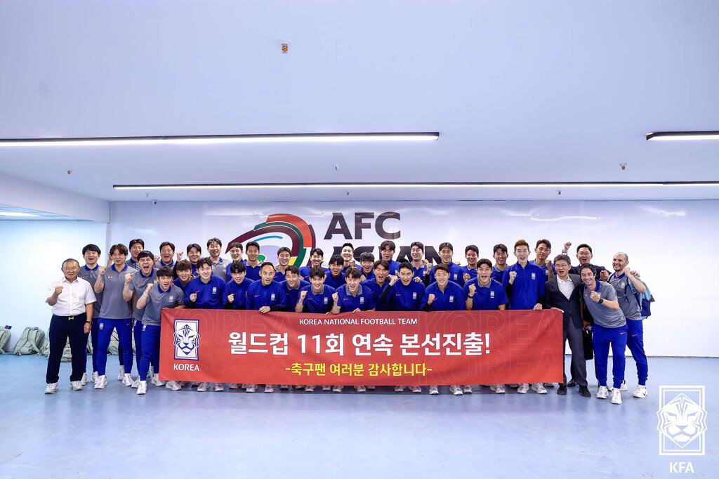 본문 이미지 - 6일&#40;한국시간&#41; 이라크 바스라 국제경기장에서 열린 2026 국제축구연맹&#40;FIFA&#41; 북중미 월드컵 아시아 3차 예선 B조 조별리그 9차전 이라크의 원정 경기에서 2대0 완승을 거두며 11회 연속 본선 진출에 성공한 대한민국 축구대표팀 선수단이 기념 촬영을 하고 있다. &#40;대한축구협회 제공, 재판매 및 DB금지&#41; 2025.6.6/뉴스1