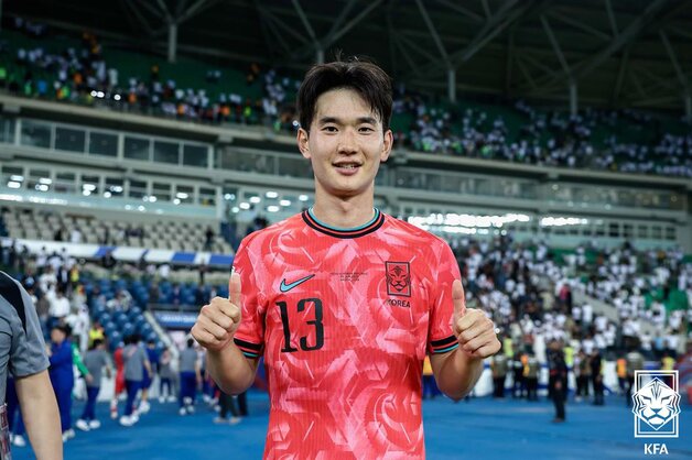 본문 이미지 - 6일&#40;한국시간&#41; 이라크 바스라 국제경기장에서 열린 2026 국제축구연맹&#40;FIFA&#41; 북중미 월드컵 아시아 3차 예선 B조 조별리그 9차전 이라크의 원정 경기에서 후반 선제골을 넣은 대한민국 축구 국가대표팀 김진규가 경기 후 기념 촬영을 하고 있다. &#40;대한축구협회 제공, 재판매 및 DB금지&#41; 2025.6.6/뉴스1