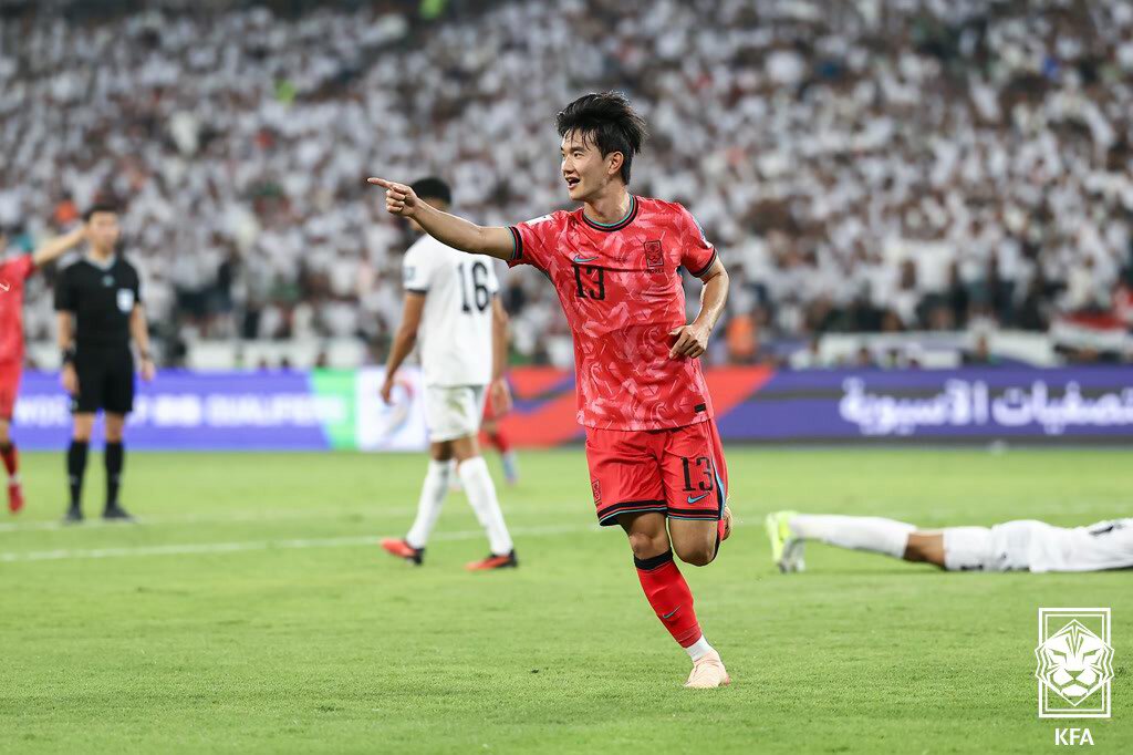 본문 이미지 - 대한민국 축구 국가대표팀 김진규가 6일&#40;한국시간&#41; 이라크 바스라 국제경기장에서 열린 2026 국제축구연맹&#40;FIFA&#41; 북중미 월드컵 아시아 3차 예선 B조 조별리그 9차전 이라크와의 경기에서 후반 교체 출전해 선제골을 넣은 뒤 환호하고 있다.&#40;대한축구협회 제공, 재판매 및 DB금지&#41; 2025.6.6/뉴스1
