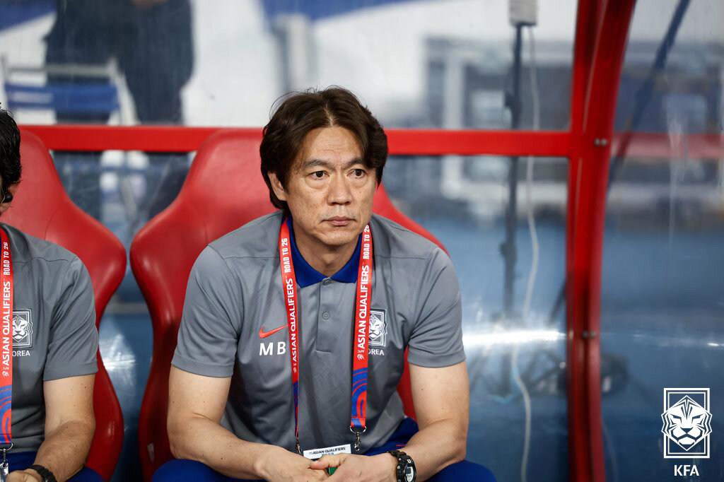 본문 이미지 - 홍명보 대한민국 축구 국가대표팀 감독이 6일&#40;한국시간&#41; 이라크 바스라 국제경기장에서 열린 2026 국제축구연맹&#40;FIFA&#41; 북중미 월드컵 아시아 3차 예선 B조 조별리그 9차전 이라크와의 경기를 지켜보고 있다.  &#40;대한축구협회 제공, 재판매 및 DB금지&#41; 2025.6.6/뉴스1