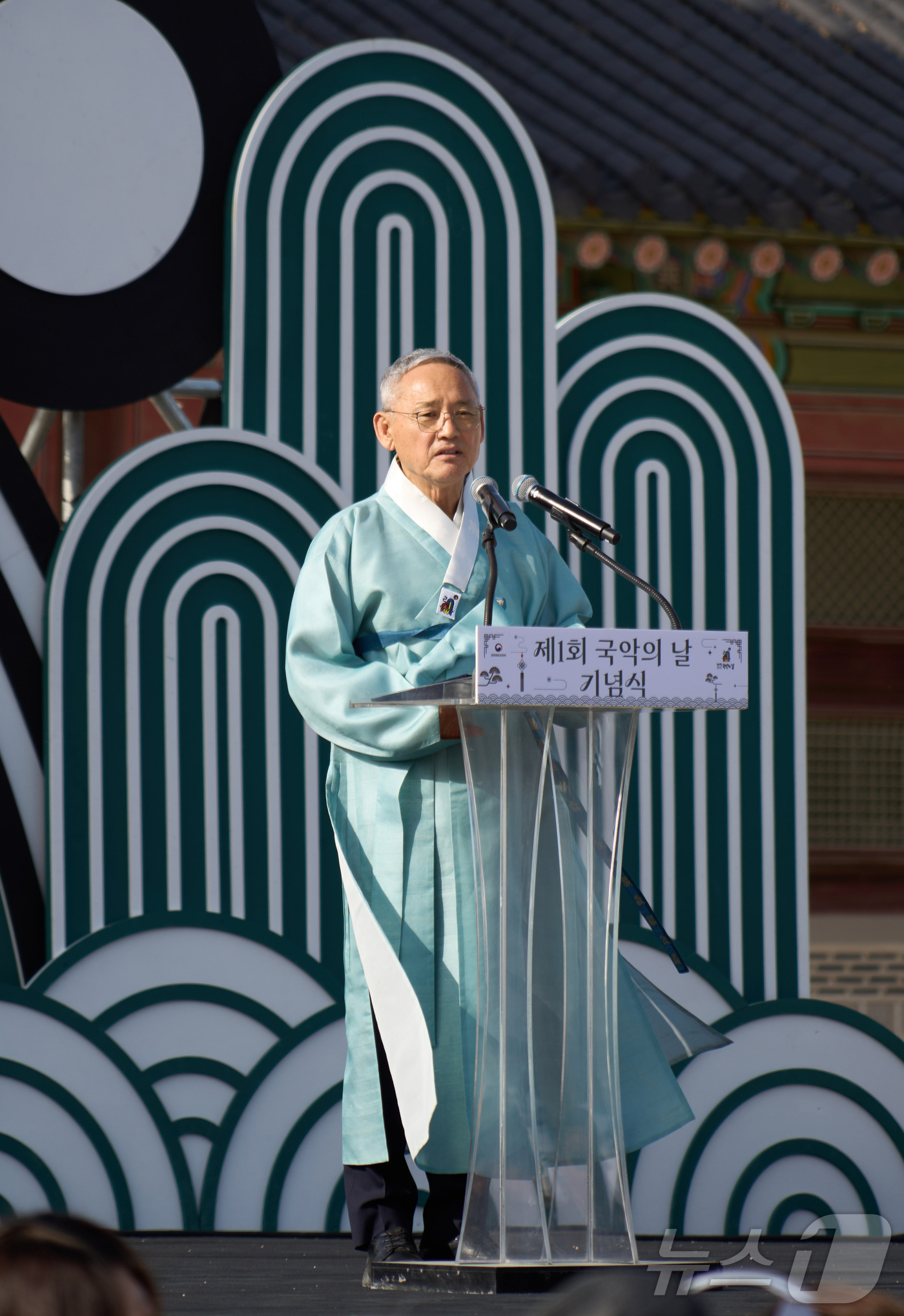 (서울=뉴스1) 김진환 기자 = 유인촌 문화체육관광부 장관이 5일 서울 경복궁 흥례문 야외광장에서 열린 제1회 국악의 날 기념식에서 기념사를 하고 있다. (문화체육관광부 제공, 재 …