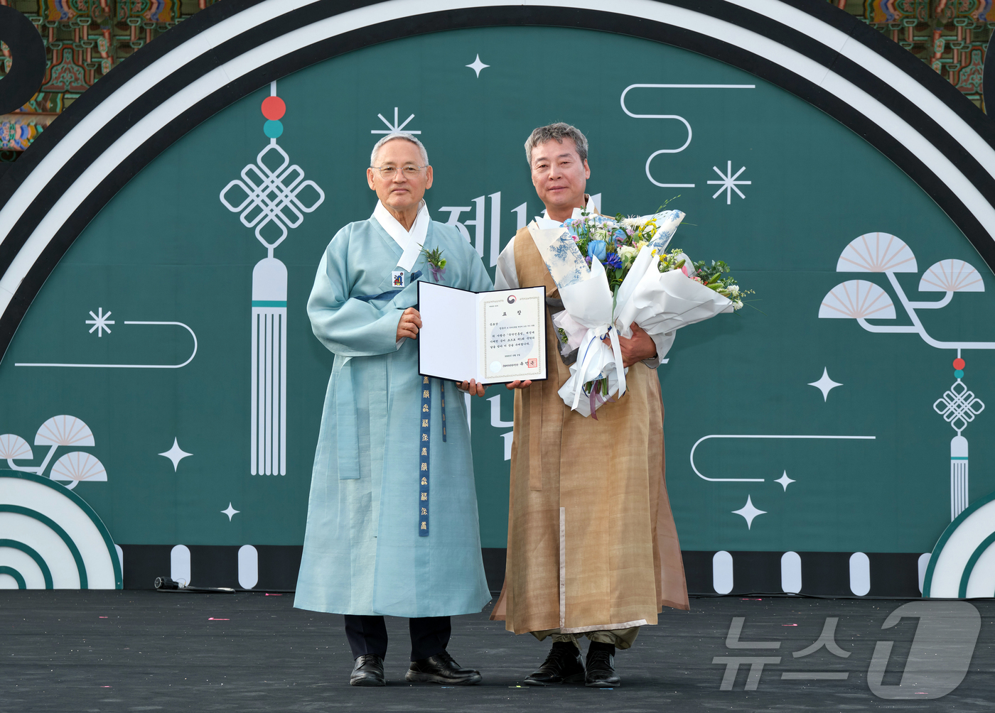 (서울=뉴스1) 김진환 기자 = 유인촌 문화체육관광부 장관이 5일 서울 경복궁 흥례문 야외광장에서 열린 제1회 국악의 날 기념식에서 공로상을 시상하고 있다. (문화체육관광부 제공, …