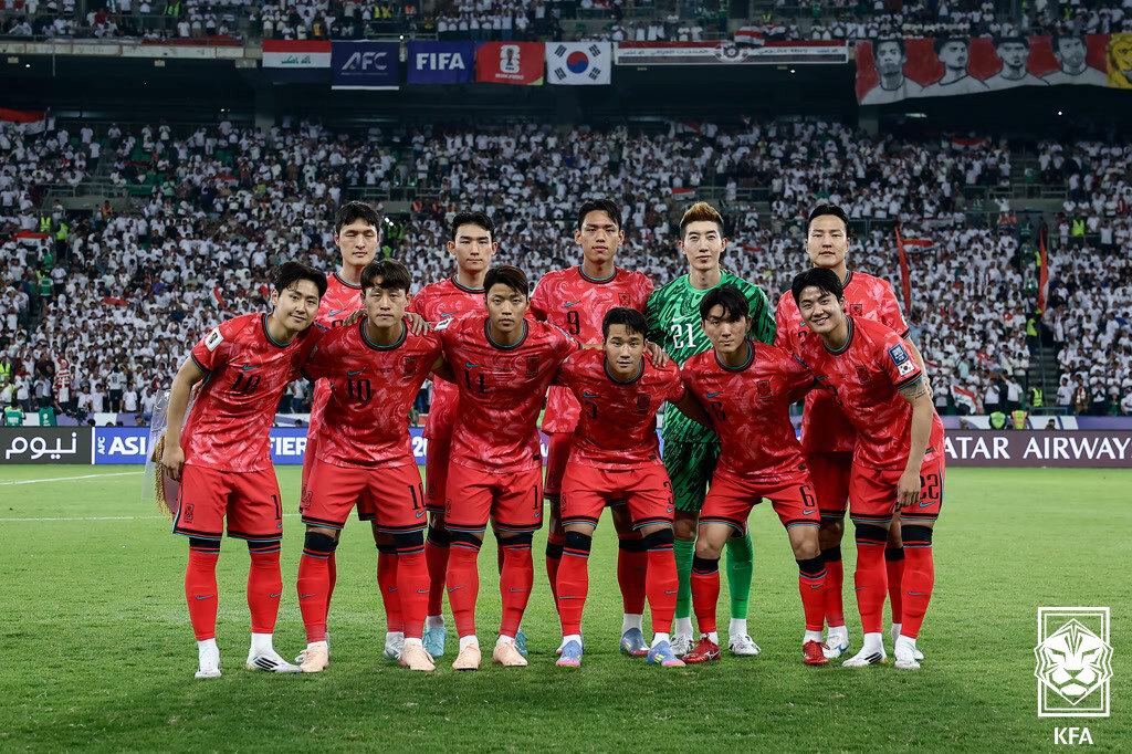 본문 이미지 - 대한민국 축구 국가대표 선수들이 6일&#40;한국시간&#41; 이라크 바스라 국제경기장에서 열린 2026 국제축구연맹&#40;FIFA&#41; 북중미 월드컵 아시아 3차 예선 B조 조별리그 9차전 이라크와의 경기를 앞두고 기념 촬영을 하고 있다. &#40;대한축구협회 제공, 재판매 및 DB금지&#41; 2025.6.6/뉴스1
