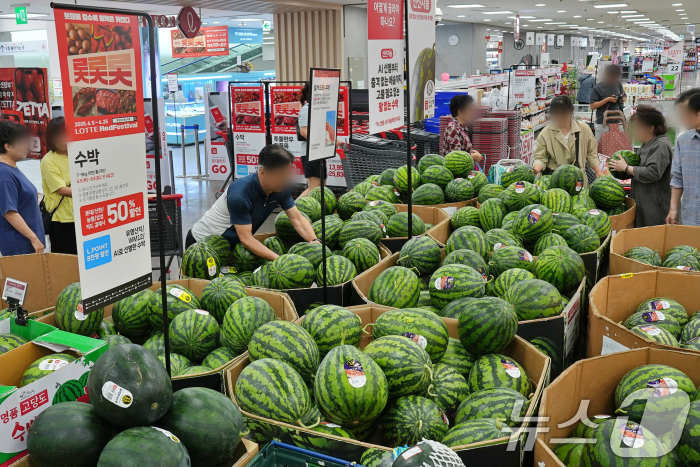 (서울=뉴스1) = 롯데마트가 롯데그룹 20개 참여사가 함께하는 통합 쇼핑 축제 '롯데레드페스티벌'을 진행한다.이번 행사에서는 1++등급 한우, 수박, 수입산 삼겹살, 생연어 등 …