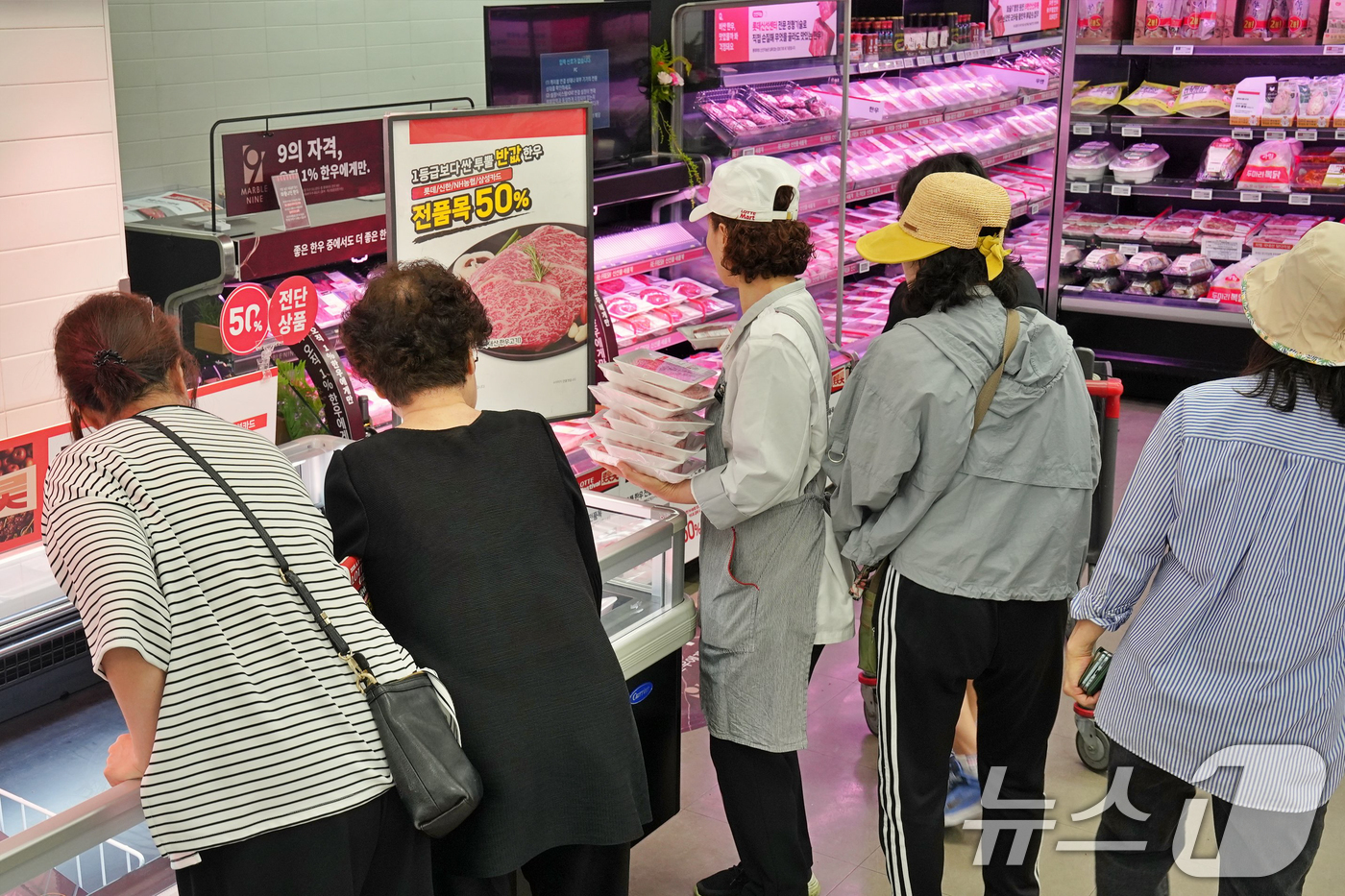 (서울=뉴스1) = 롯데마트가 롯데그룹 20개 참여사가 함께하는 통합 쇼핑 축제 '롯데레드페스티벌'을 진행한다.이번 행사에서는 1++등급 한우, 수박, 수입산 삼겹살, 생연어 등 …