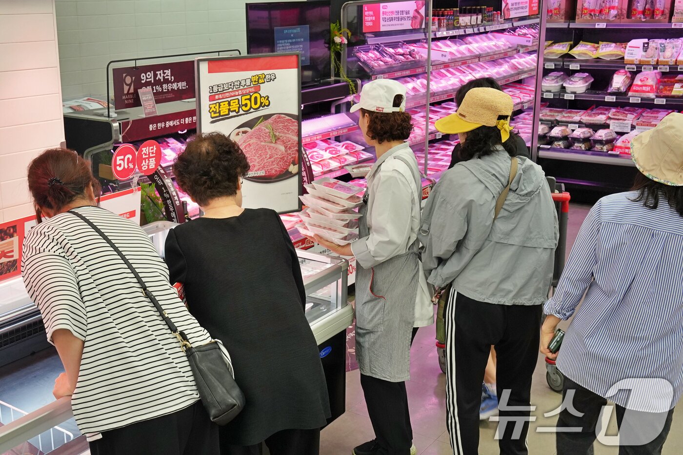 본문 이미지 - 사진은 지난 5일 서울 노원구 롯데마트 중계점에서 고객들이 쇼핑하고 있는 모습. &#40;롯데쇼핑 제공. 재판매 및 DB 금지&#41; 2025.6.6/뉴스1