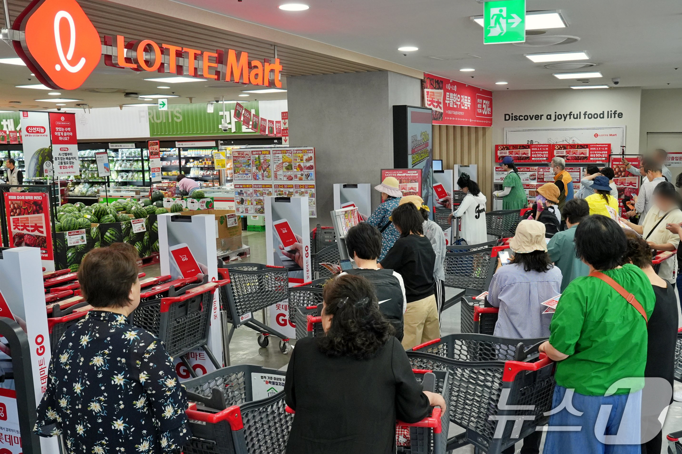 (서울=뉴스1) = 롯데마트가 롯데그룹 20개 참여사가 함께하는 통합 쇼핑 축제 '롯데레드페스티벌'을 진행한다.이번 행사에서는 1++등급 한우, 수박, 수입산 삼겹살, 생연어 등 …