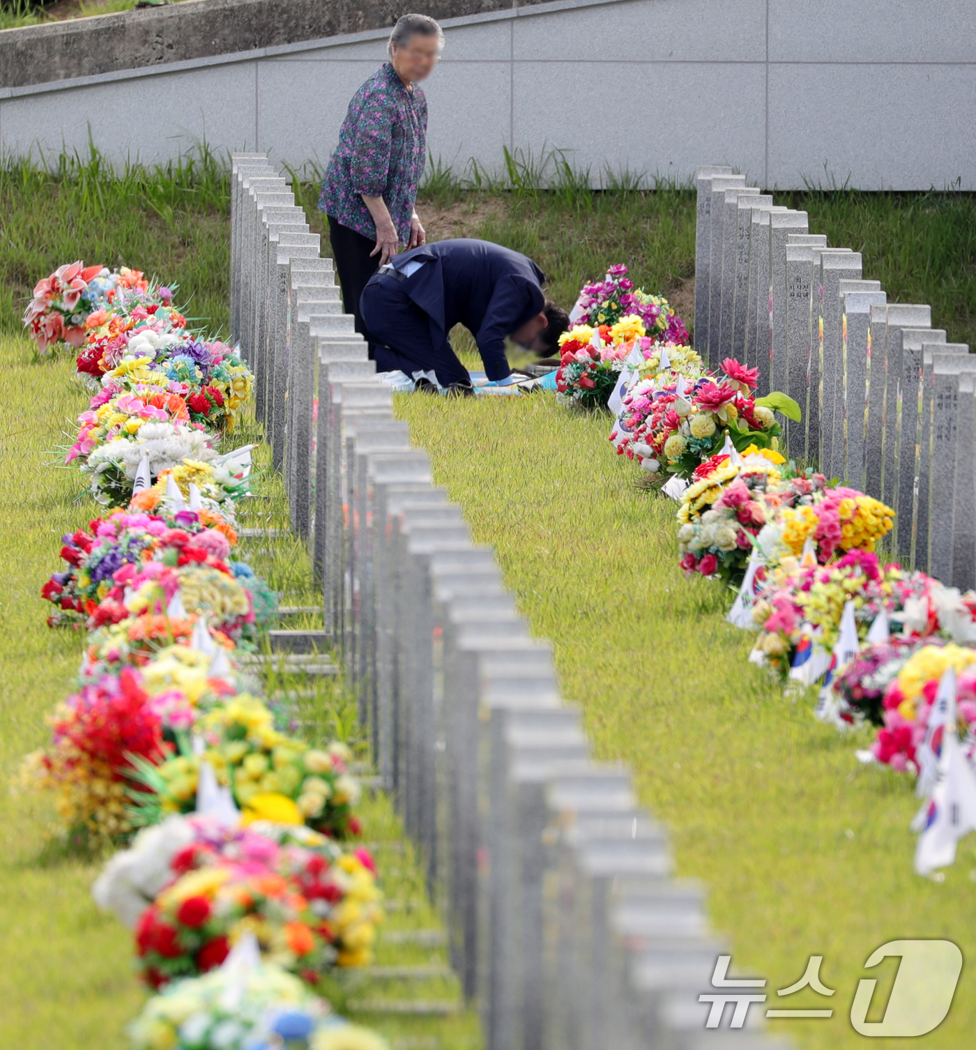 (임실=뉴스1) 유경석 기자 = 현충일인 6일 전북 임실군 국립임실호국원을 찾은 추모객들이 참배하고 있다. 2025.6.6/뉴스1