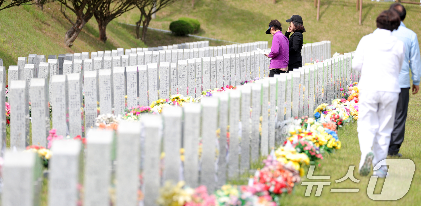 (임실=뉴스1) 유경석 기자 = 현충일인 6일 전북 임실군 국립임실호국원을 찾은 추모객들이 참배하고 있다. 2025.6.6/뉴스1