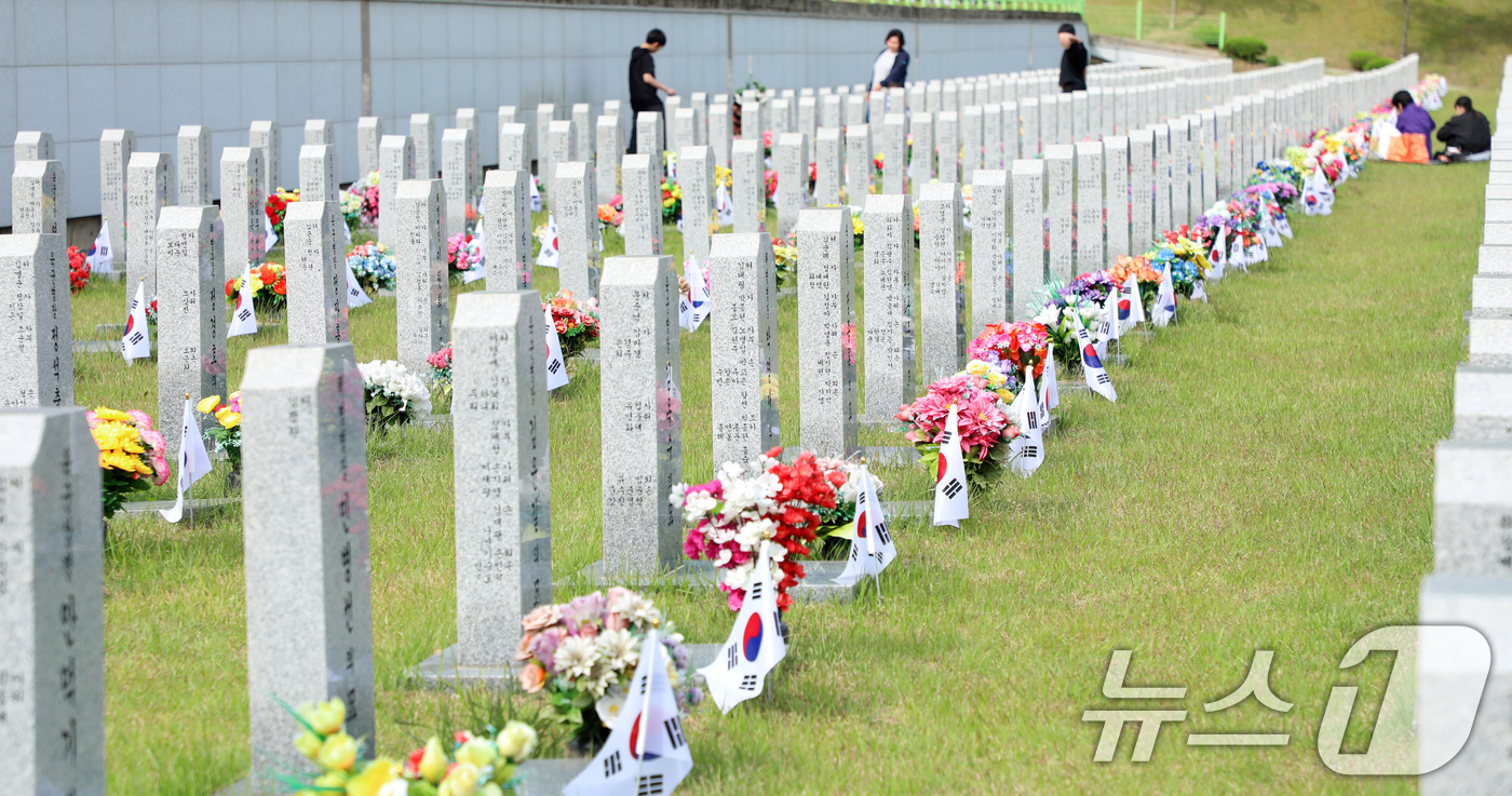 (임실=뉴스1) 유경석 기자 = 현충일인 6일 전북 임실군 국립임실호국원을 찾은 추모객들이 참배하고 있다. 2025.6.6/뉴스1