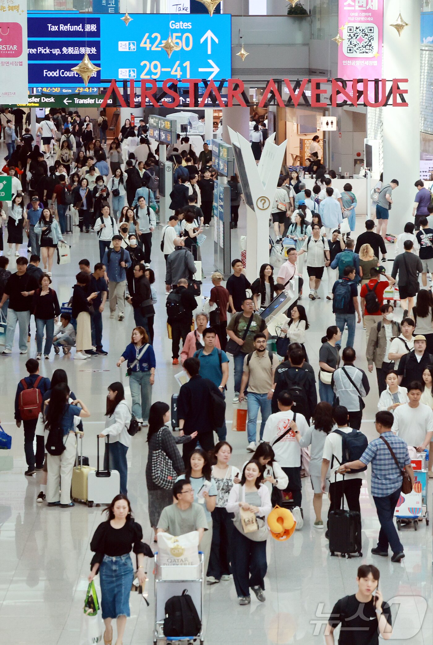 본문 이미지 - 현충일 연휴가 시작된 6월6일 오전 인천국제공항 제1터미널 면세점이 관광객들로 붐비고 있다.2025.6.6/뉴스1 ⓒ News1 김진환 기자