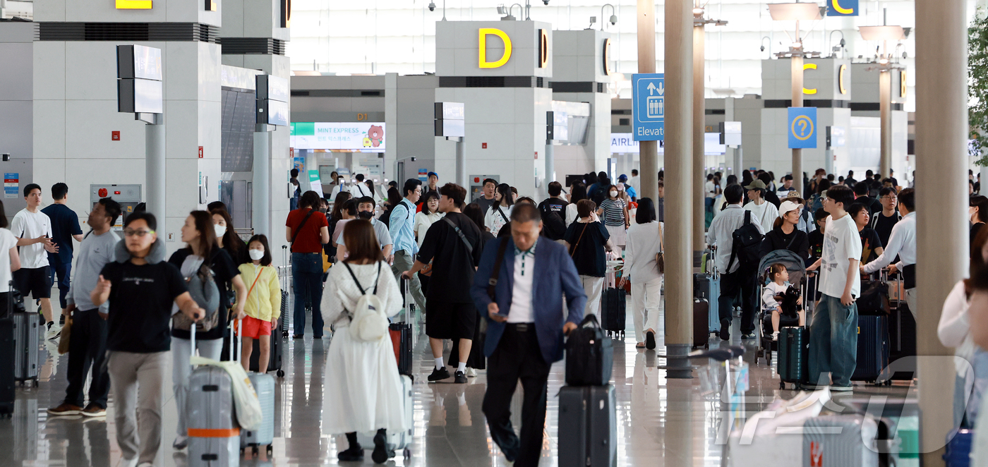(인천공항=뉴스1) 김진환 기자 = 현충일 연휴가 시작된 6일 오전 인천국제공항 제1터미널 출국장이 관광객들로 붐비고 있다. 2025.6.6/뉴스1