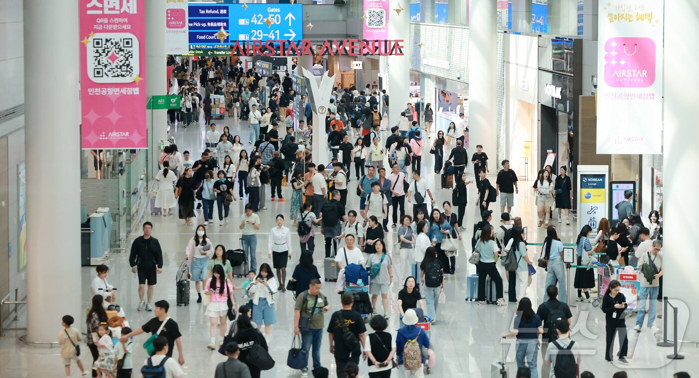 본문 이미지 - 6일 오전 인천국제공항 제1터미널 면세점이 관광객들로 붐비고 있다.2025.6.6/뉴스1 ⓒ News1 김진환 기자