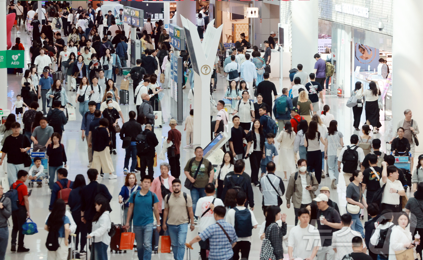 (인천공항=뉴스1) 김진환 기자 = 현충일 연휴가 시작된 6일 오전 인천국제공항 제1터미널 면세점이 관광객들로 붐비고 있다.2025.6.6/뉴스1