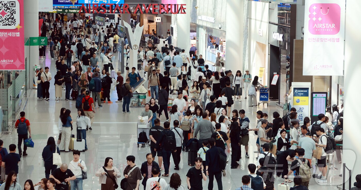 본문 이미지 - 현충일 연휴가 시작된 지난 6월 6일 오전 인천국제공항 제1터미널 면세점이 관광객들로 붐비고 있다.2025.6.6/뉴스1 ⓒ News1 김진환 기자