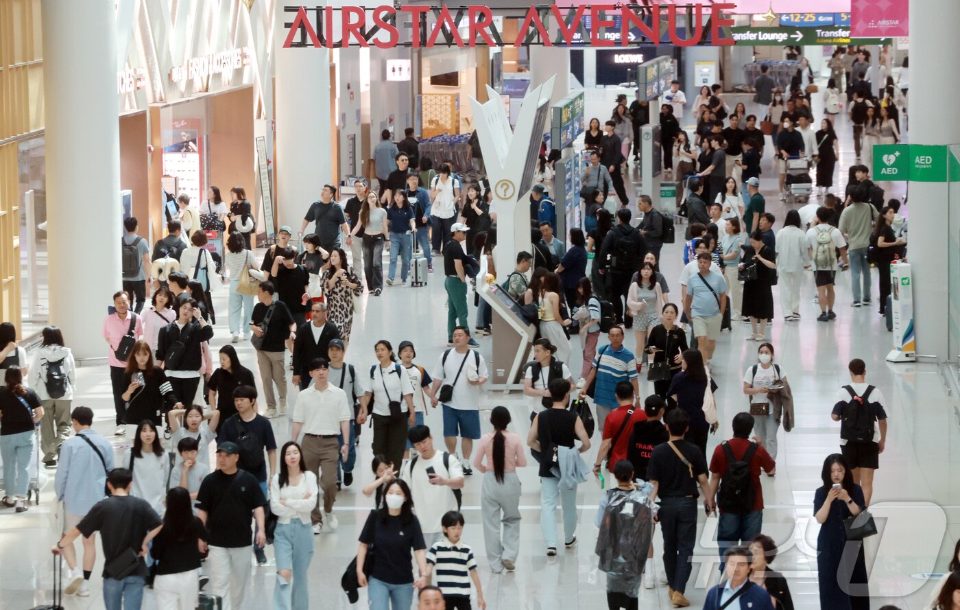 본문 이미지 - 현충일 연휴가 시작된 6월 6일 오전 인천국제공항 제1터미널 면세점이 관광객들로 붐비고 있다.2025.6.6/뉴스1 ⓒ News1 김진환 기자