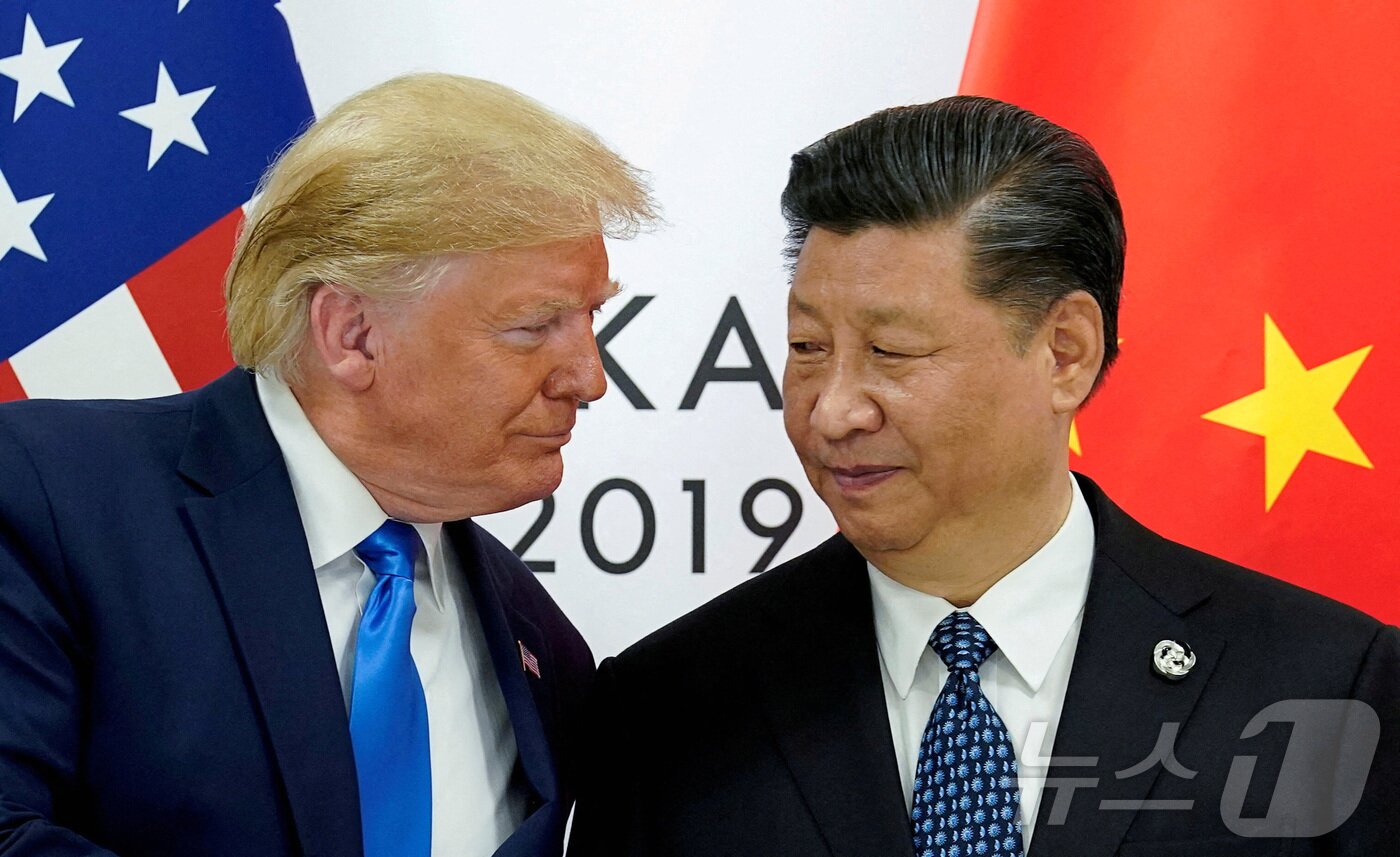 본문 이미지 - 지난 2019년 6월 일본 오사카에서 열린 G20 정상회의에서 만난 도널드 트럼프 미국 대통령과 시진핑 중국 국가주석의 모습 ⓒ 로이터=뉴스1 ⓒ News1 류정민 특파원