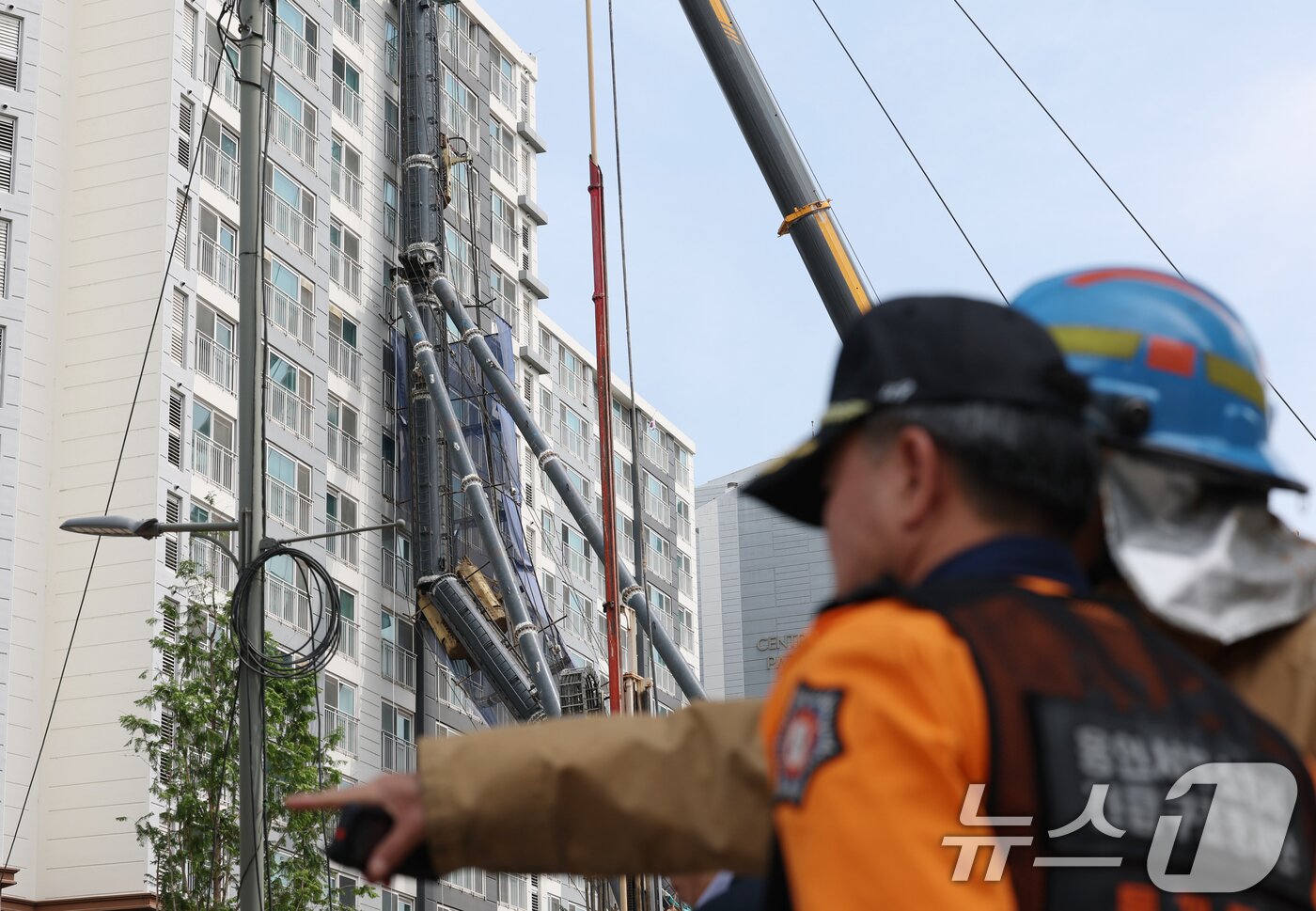 본문 이미지 - 6일 오전 경기 용인시 기흥구 서천동 인덕원~동탄 복선전철 제10공구 노반신설 기타공사 현장에 '천공기'(지반을 뚫는 건설기계)가 넘어져 있다.  2025.6.6/뉴스1 ⓒ News1 김영운 기자