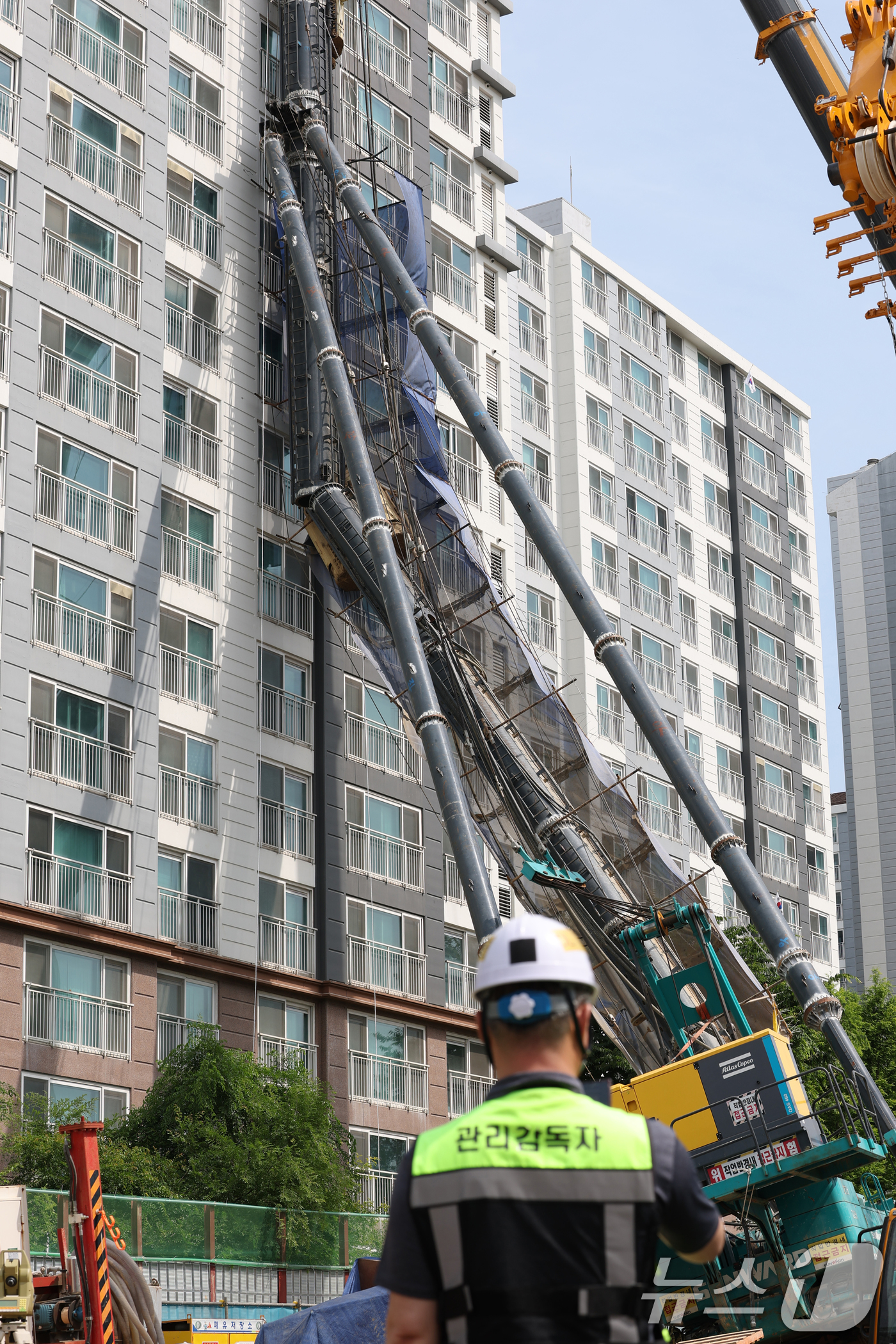 (용인=뉴스1) 김영운 기자 = 6일 오전 경기 용인시 기흥구 서천동 인덕원~동탄 복선전철 제10공구 노반신설 기타공사 현장에 '천공기'(지반을 뚫는 건설기계)가 넘어져 있다.지난 …