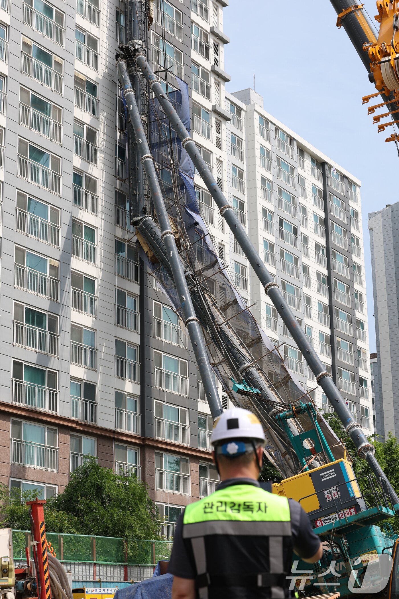 본문 이미지 - 6일 오전 경기 용인시 기흥구 서천동 인덕원~동탄 복선전철 제10공구 노반신설 기타공사 현장에 '천공기'(지반을 뚫는 건설기계)가 넘어져 있다.  2025.6.6/뉴스1 ⓒ News1 김영운 기자