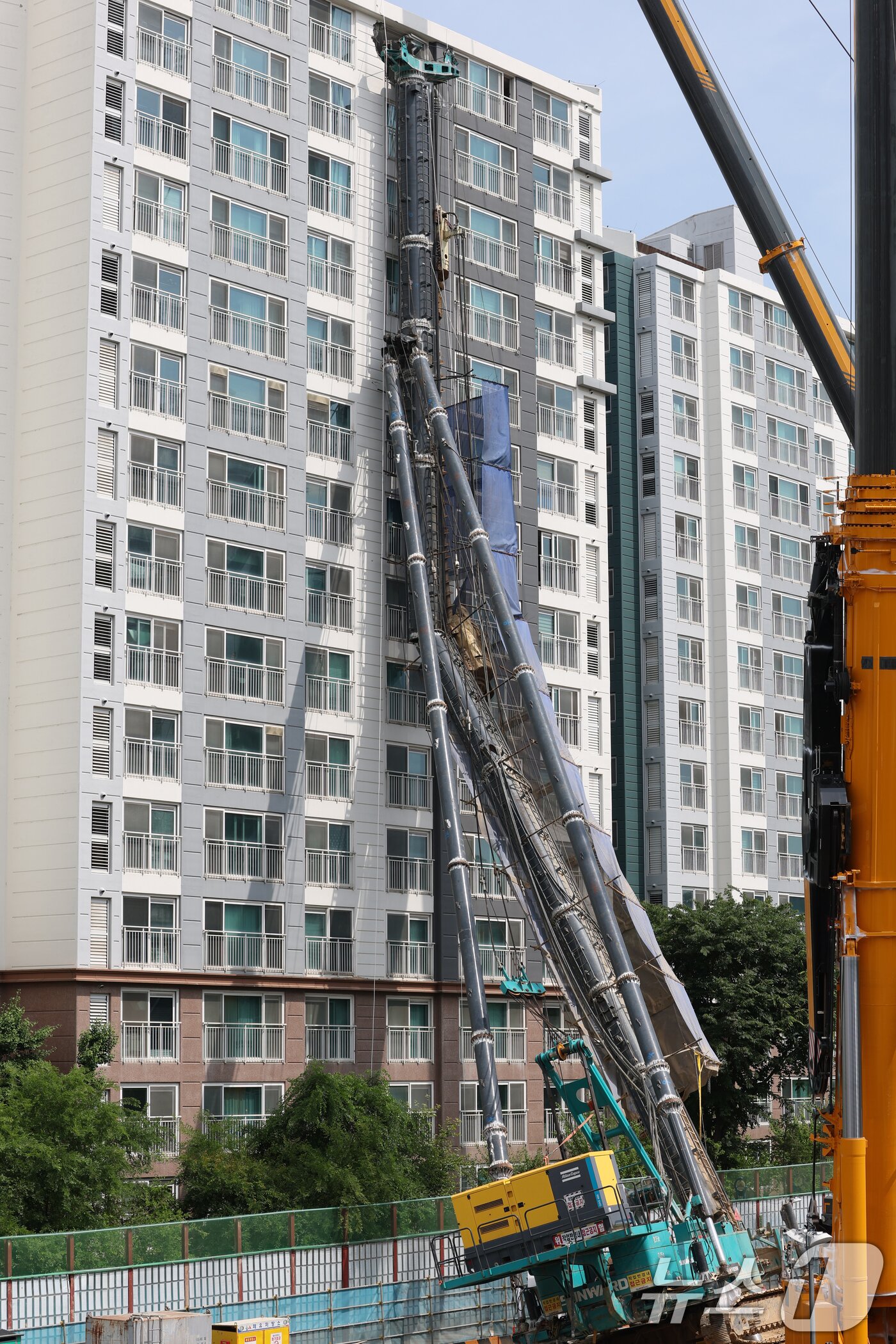 본문 이미지 - 6일 오전 경기 용인시 기흥구 서천동 인덕원~동탄 복선전철 제10공구 노반신설 기타공사 현장에 '천공기'(지반을 뚫는 건설기계)가 넘어져 있다.  2025.6.6/뉴스1 ⓒ News1 김영운 기자